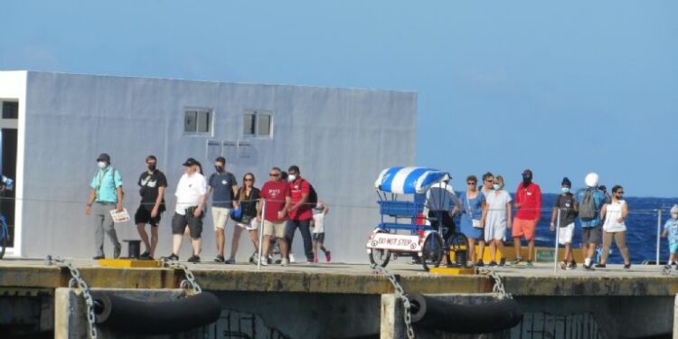 Más de dos mil cruceristas arriban al puerto de Punta Langosta en Cozumel