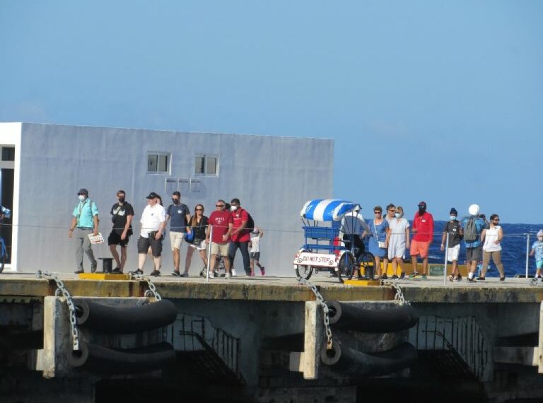 Más de dos mil cruceristas arriban al puerto de Punta Langosta en Cozumel
