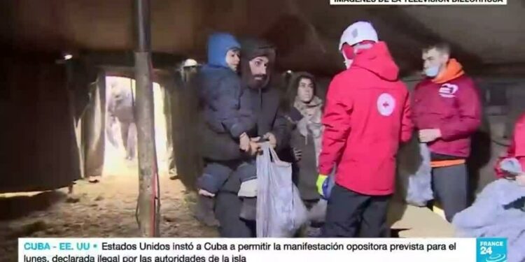 Miles de personas siguen acorraladas en la frontera entre Belarús y Polonia