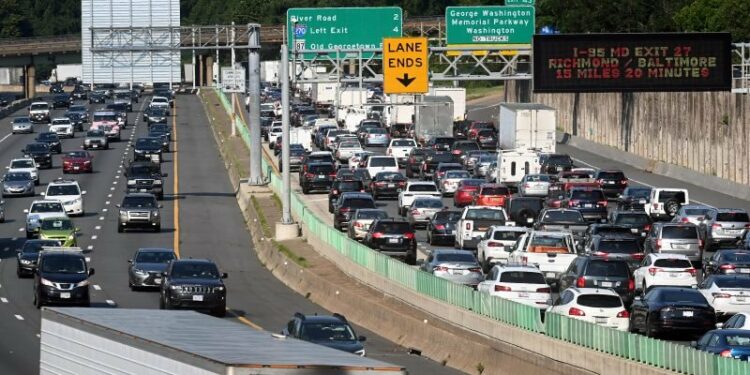 Millones de estadounidenses viajarán este Día de Acción de Gracias, pero no será lo mismo que en 2019