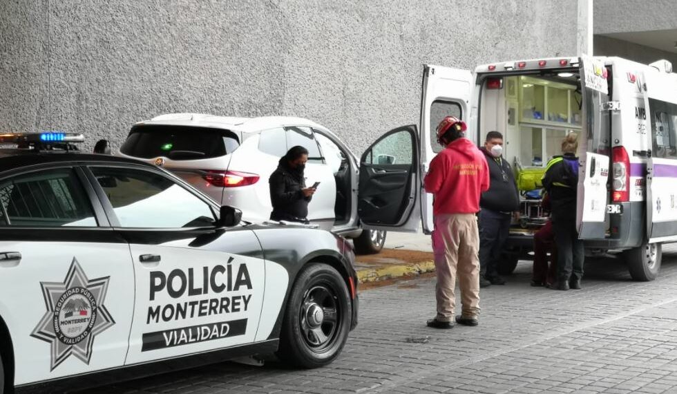 Monterrey. Choque de crucero con daños materiales en el Centro