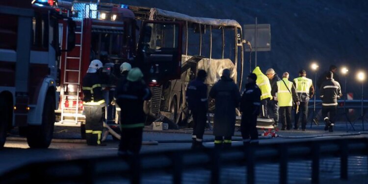 Mueren 45 personas en Bulgaria tras estrellarse un autobús en llamas