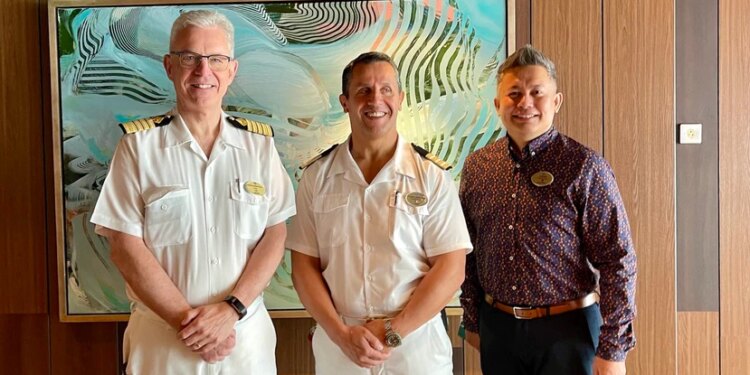 Oficiales del Norwegian Bliss de Norwegian Cruise (Gregorio Mayí/Especial para GFR Media)