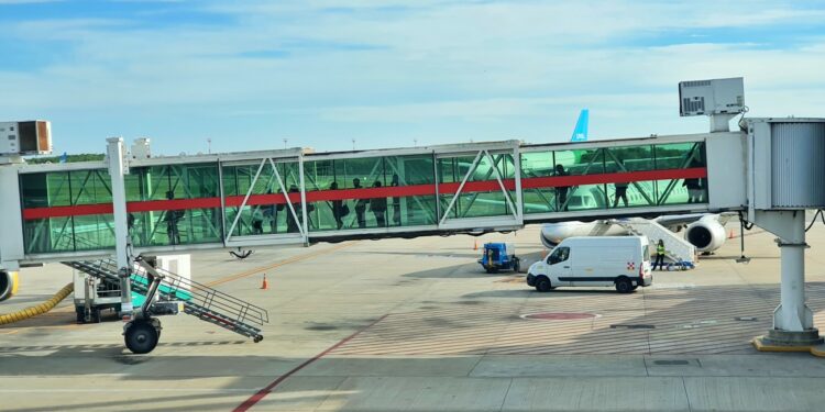 "Nuevo golpe al sector de viajes y turismo", así definen desde IATA a la prohibición de comprar pasajes en cuotas