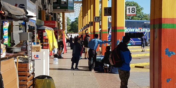 Ómnibus parten llenos de la Terminal hacia la Argentina - Nacionales