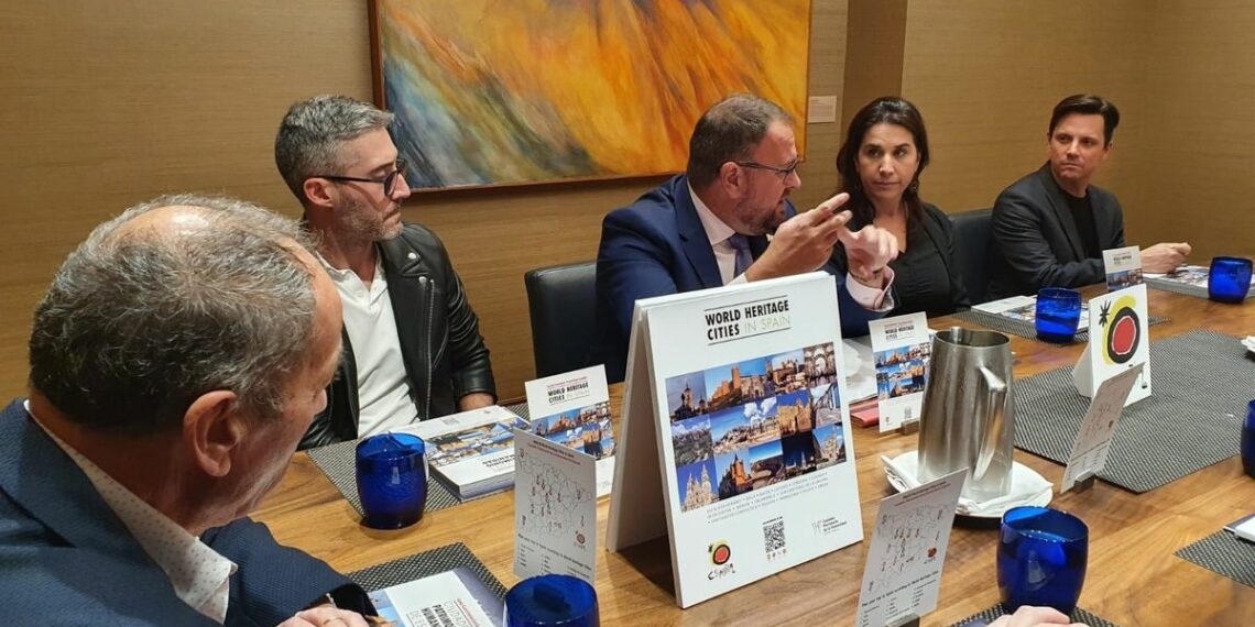 Osuna durante el encuentro con profesionales del sector turístico en la Universidad de Los Ángeles.