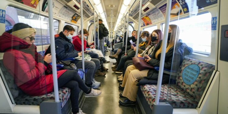 Países prohíben viajes, toman otras medidas por ómicron