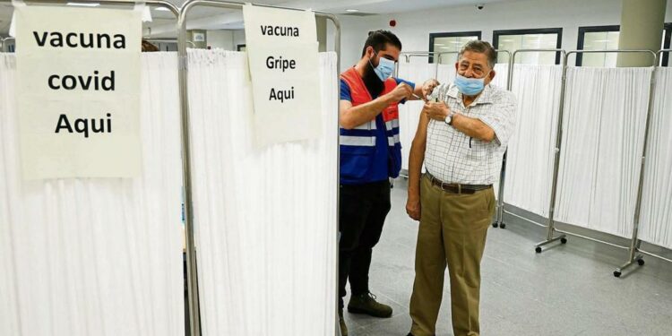 Pasaporte Covid | La vigencia de las vacunas divide a los gobiernos y pone en riesgo los viajes dentro de la UE