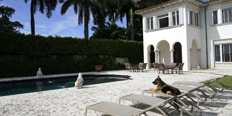 Perro millonario vende villa en Miami que alguna vez fue propiedad de Madonna