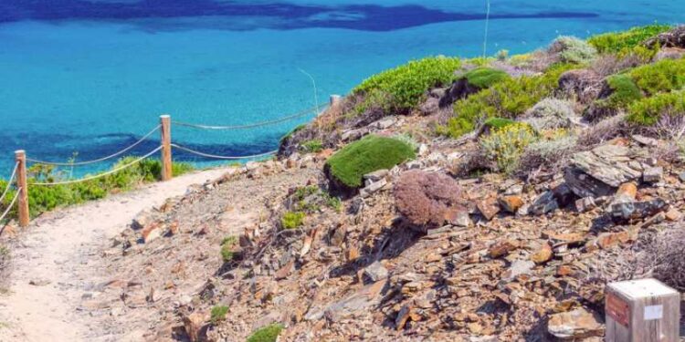 Tramo del Camí de Cavalls, una de las más reconocidas rutas senderistas de Menorca.
