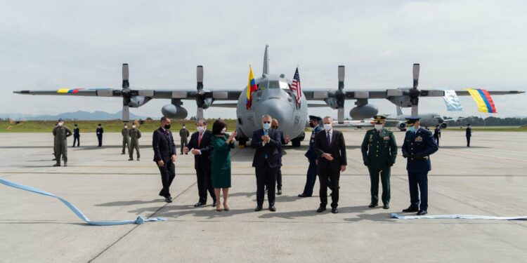 Polémica por lista de allegados a Iván Duque que habrían usado el avión presidencial para viajes personales