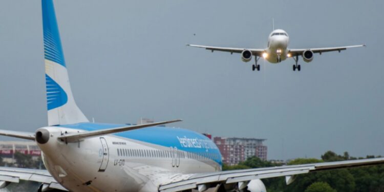 Por la prohibición de las cuotas para vuelos al exterior se disparó el precio para viajar por Argentina