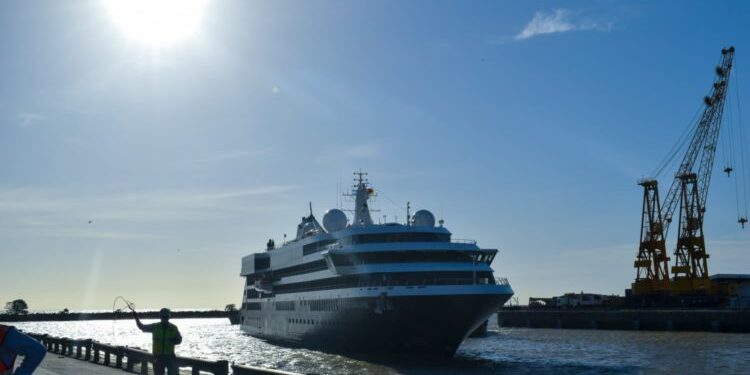 Por primera vez desde el inicio de la pandemia, un crucero ingresó al Puerto de Buenos Aires – Pura Ciudad