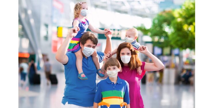 Protéjase tanto de la COVID como de la gripe durante los viajes y las reuniones festivas