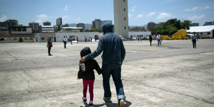Quienes se quedaron más tiempo del permitido en EEUU por la pandemia y no pidieron permiso en riesgo de perder sus visas | Noticias Univision Inmigración