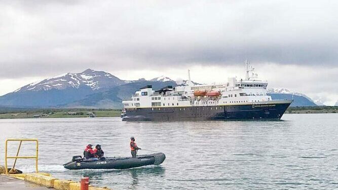 Recala primer crucero turístico en Puerto Natales