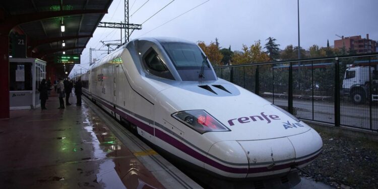 Renfe lanza 250.000 billetes a 15 euros para el AVE entre Madrid y Galicia