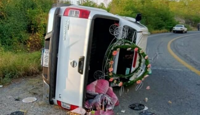 Reportan accidente vial en crucero de Ostula, en Aquila