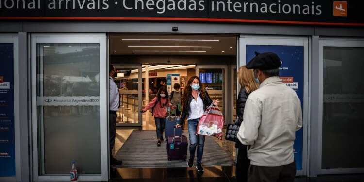 Reservas al límite: la minúscula cifra que se ahorra el BCRA al prohibir pagar viajes al exterior en cuotas