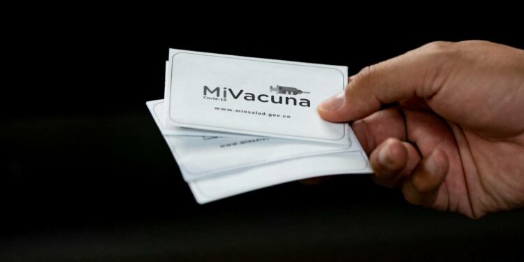 Resuelva sus dudas sobre cómo presentar el carné de vacunación