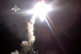 Una imagen divulgada por el Ministerio de Defensa ruso el 29 de noviembre de 2021 muestra el lanzamiento de un misil hipersónico Zircon desde la fragata Almirante Gorchkov contra un objetivo en el mar de Barents (afp_tickers)
