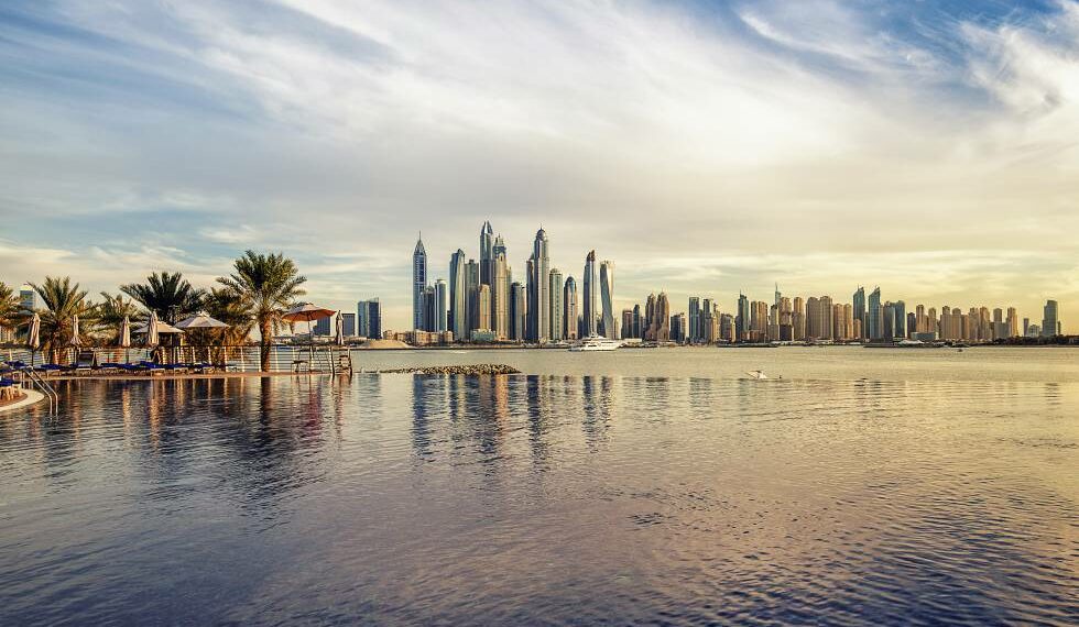Dubai, en los Emiratos Árabes Unidos, es la ciudad con mayor número de rascacielos de más de 350 metros (27) de altura en todo el mundo.