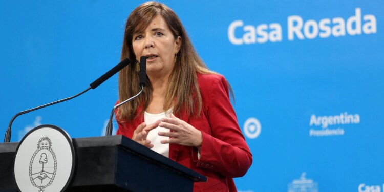 Según el Gobierno, la medida que elimina las cuotas para viajar al exterior beneficia muchas agencias de viajes