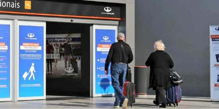 Siete claves para entender qué dispuso el Banco Central sobre la compra de viajes al exterior en cuotas
