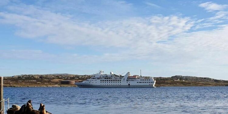 Silver Explorer, cumplió con todos los protocolos a su llegada al puerto de Stanley (Foto Sulivan Shipping Ltd)