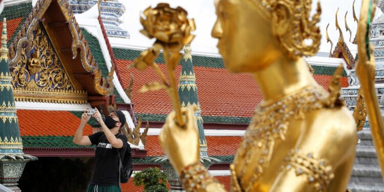 Tailandia recibe a los primeros turistas vacunados con cuarentenas de un día
