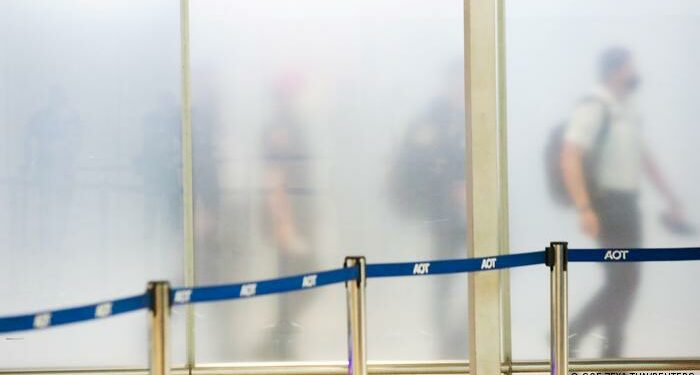 El aeropuerto Suvarnabhumi de Bangkok y la terminal internacional de la isla de Phuket fueron los primeros en recibir visitantes, en su mayoría europeos.