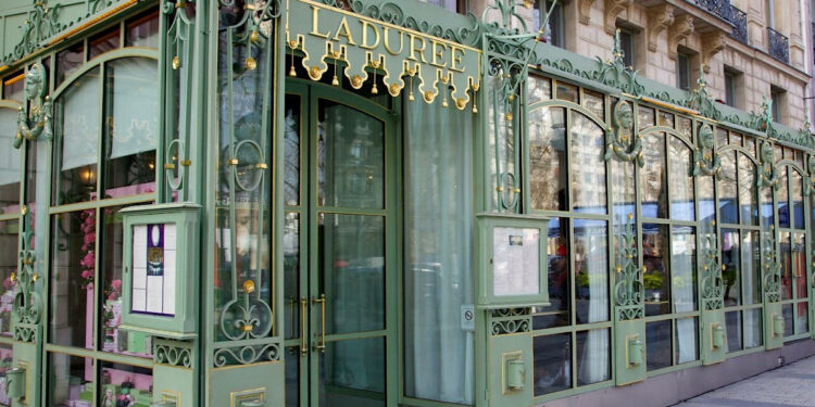 Cena al restaurante Ladurée y espectaculo del Lido
