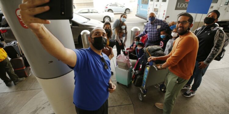 Thanksgiving travel turbocharged, bringing new COVID risks