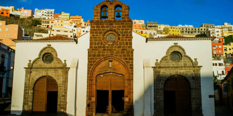 Dicen los residentes que dos o tres días pueden parecer insuficientes para descubrir toda la riqueza que hay concentrada en La Gomera. Porque a pesar de sus reducidas dimensiones esta isla de las Canarias condensa una gran variedad de atractivos naturales, pero también culturales y gastronómicos. 