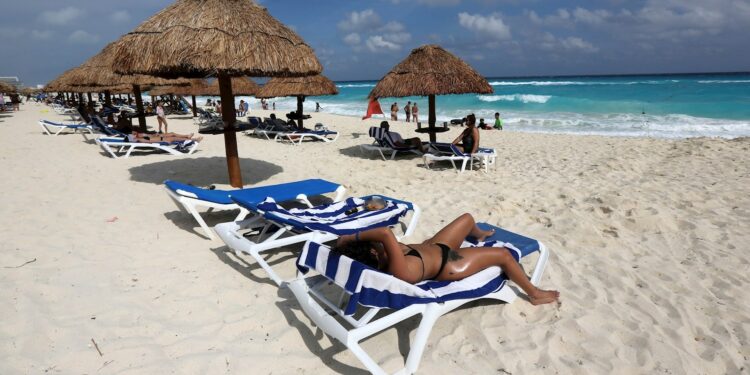 Turismo internacional repunta en septiembre pero mantiene caída de 18 %