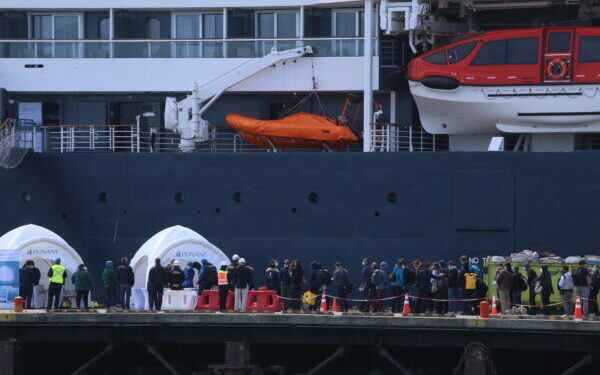 Turistas de crucero embarcaron en Punta Arenas rumbo al territorio antártico