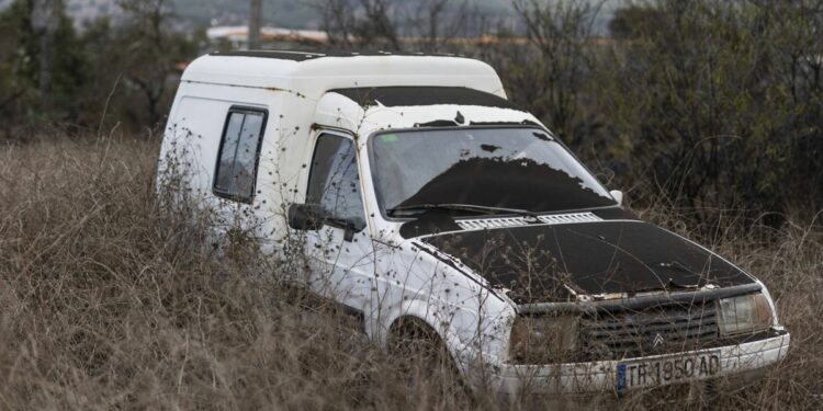 Foto: Un coche con ceniza del volcán en la zona de Tacante de Abajo. (Alejandro Martínez Vélez)