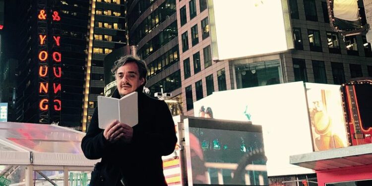 Un cronista de viajes, Patricio Manns y Jorge González: la novela chilena firmada con seudónimo finalista del premio Herralde