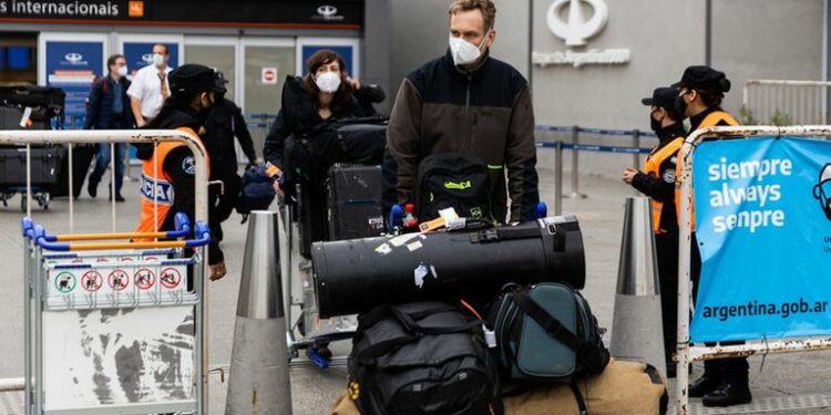 Una por una: cuáles son las trabas y limitaciones para viajar al exterior