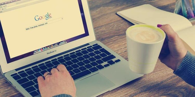 Portátil conectado a una Wi-Fi pública mediante una VPN