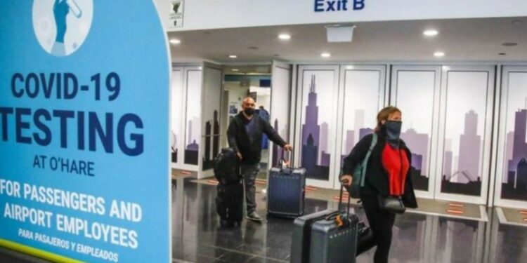 Vacunación será necesaria en viajes esenciales a EU desde 2022