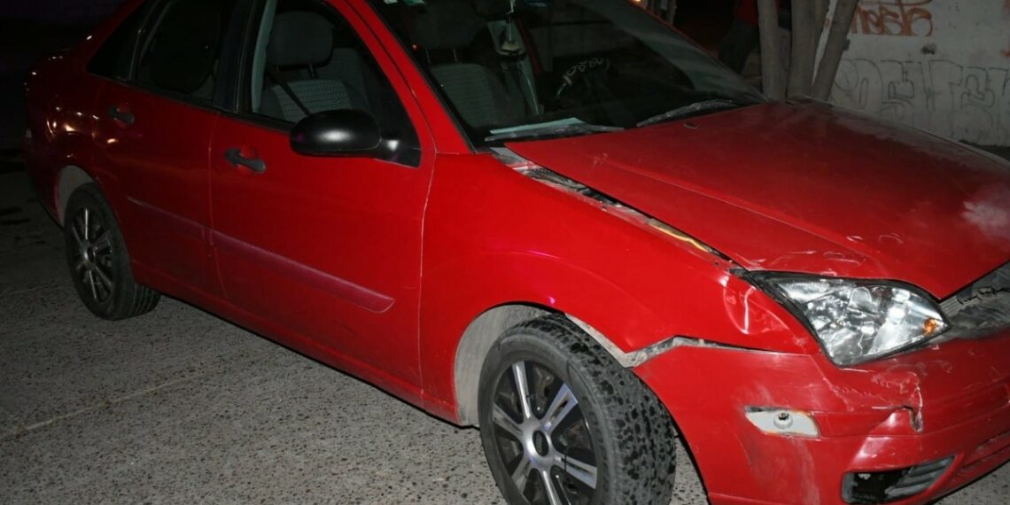 Vagoneta de reparto y sedán chocan en crucero de Los Mochis