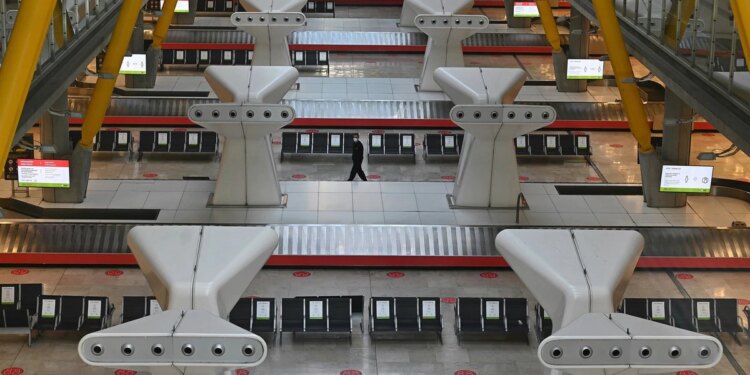 Varios países toma medidas para detener viajes aéreos por la nueva variante de COVID-19