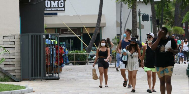 Viajar durante una pandemia implica muchas variables. Así es como los habitantes de Alaska navegan por las reglas para llegar a su destino.