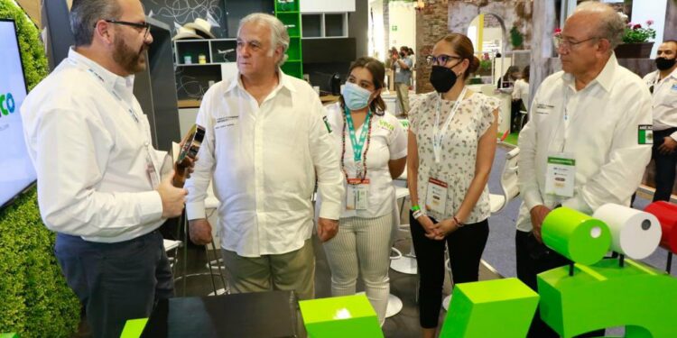 Viva Aerobus recibe por parte de la SECTUR Federal reconocimiento por sus 15 años de vida