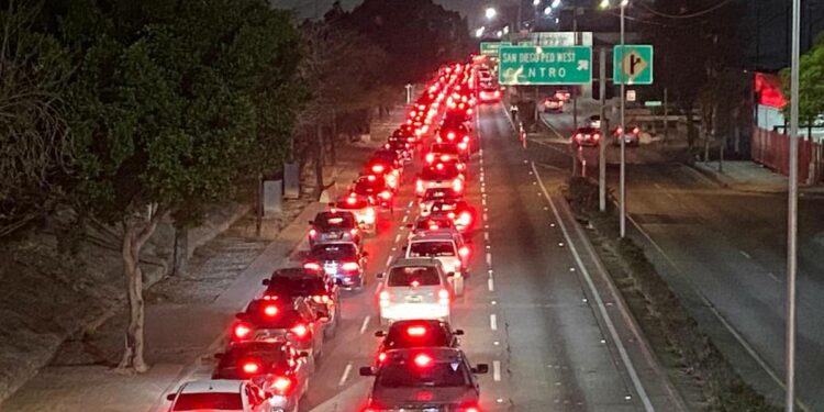 crecen filas de autos en el primer día – El Financiero