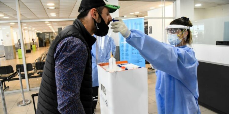 cuál es el protocolo que deberán cumplir los viajeros que ingresen a Santa Fe