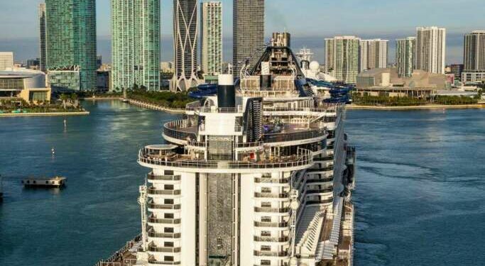 Acaba de estrenarse –con Sophia Loren como madrina – y ya promete convertirse en uno de los barcos de la temporada: MSC Seashore, el nuevo buque insignia de MSC Cruceros, es toda una ciudad en el mar. 339 metros de eslora y 170.000 toneladas, capacidad para 5.632 pasajeros y 1.400 tripulantes, 19 cubiertas, 6 piscinas, casino, teatro, cabaret, parque acuático, 18 bares y salones, una decena de restaurantes, y el Yatch Club más grande de la flota son algunas de sus cifras.