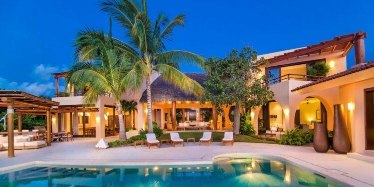Punta Mita Rentals: todo lo que tiene un hotel en tu propia villa privada - casa-caida-de-agua-pool-edited
