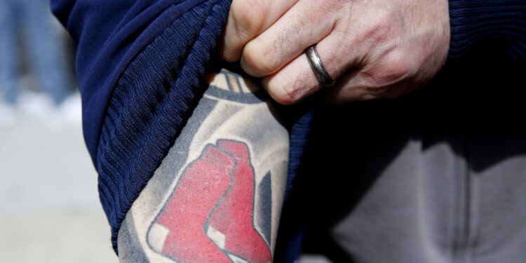 Vincent Hanna de Boston presentará su tatuaje de los Red Sox el día de la inauguración del Fenway Park en 2017.